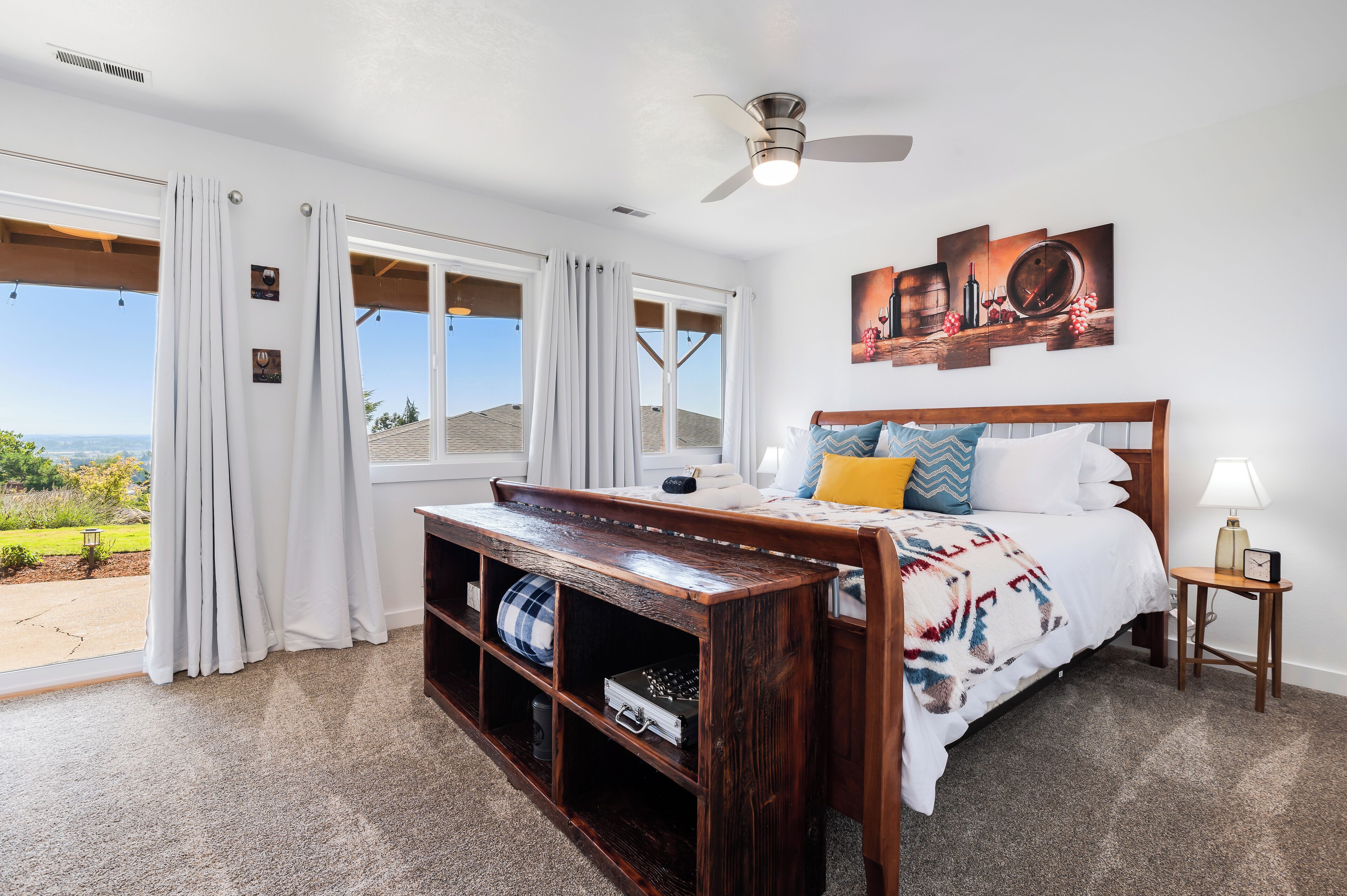 Travel crib, free WiFi, bed sheets