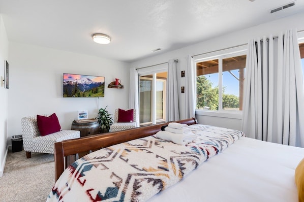 Travel cot, free WiFi, bed sheets - Red Hills Haven | King Suite, Sauna & Views (Dundee)