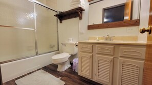 シャワー、ヘアドライヤー、タオル、トイレットペーパー