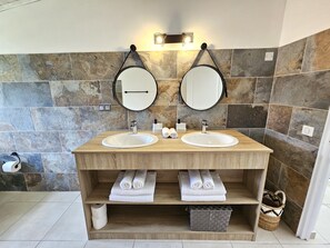 Asciugacapelli, asciugamani, carta igienica