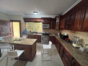 Mikrowelle, Herdplatte, Wasserkocher mit Kaffee-/Teezubehör, Toaster