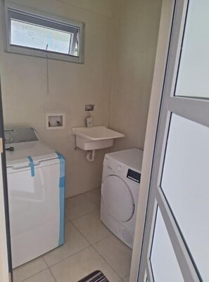 Een douche, handdoeken, zeep