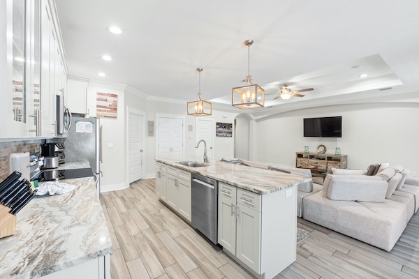 Refrigerador con freezer, microondas, horno, placa de cocina