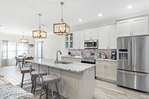 独立别墅 | 私人厨房 | 大冰箱、微波炉、烤箱、炉灶