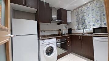 Een microgolfoven, een oven, een kookplaat, een vaatwasser