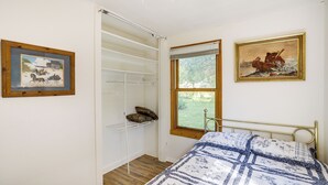 Room - Peaceful Grams Lake Stay Near Notre Dame (New Carlisle)