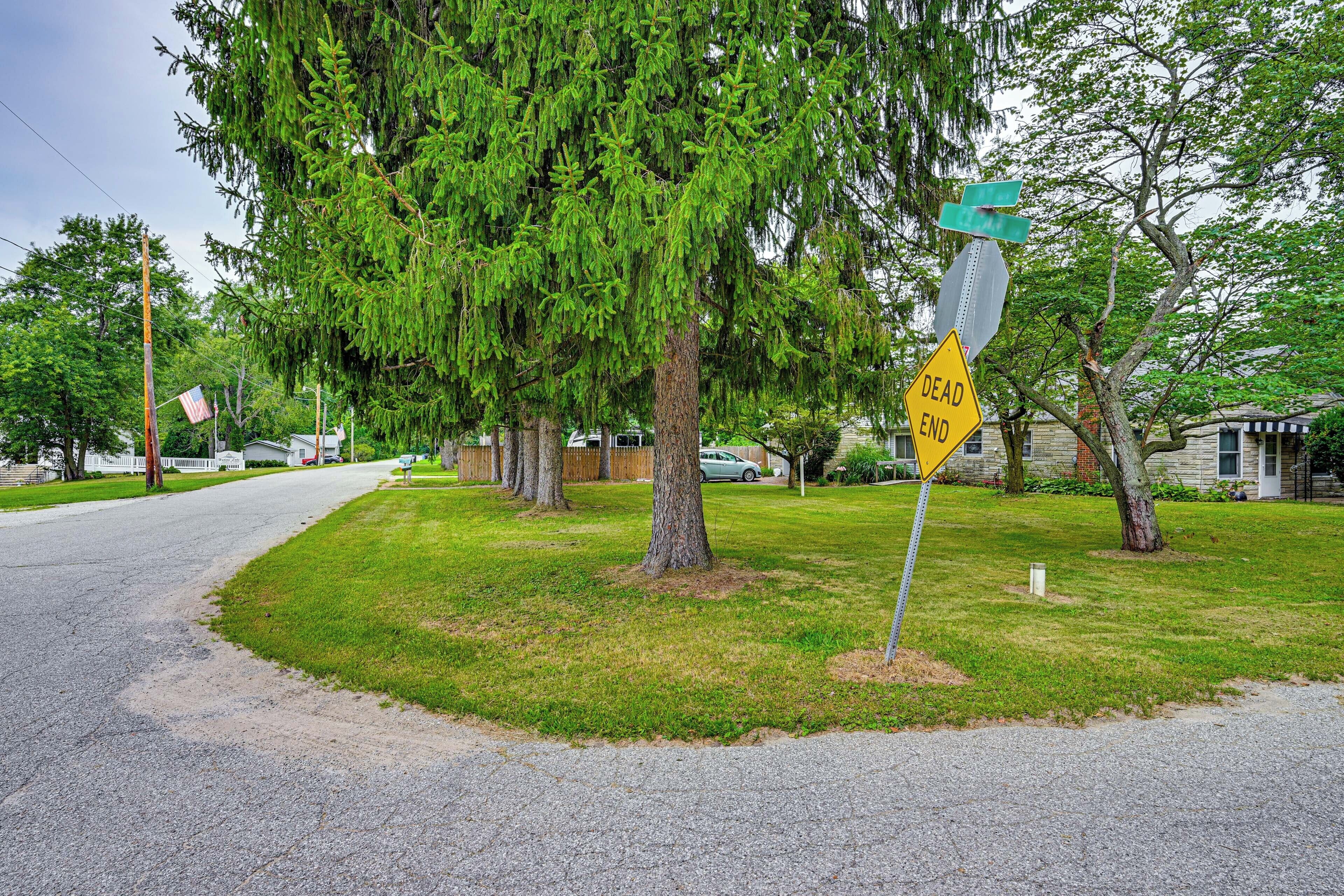 Une rue résidentielle avec un panneau indiquant une « voie sans issue », une boîte aux lettres et une maison en arrière-plan.