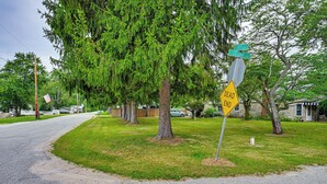 Property grounds - Peaceful Grams Lake Stay Near Notre Dame (New Carlisle)