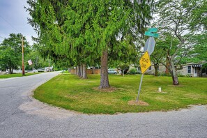 Property grounds - Peaceful Grams Lake Stay Near Notre Dame (New Carlisle)