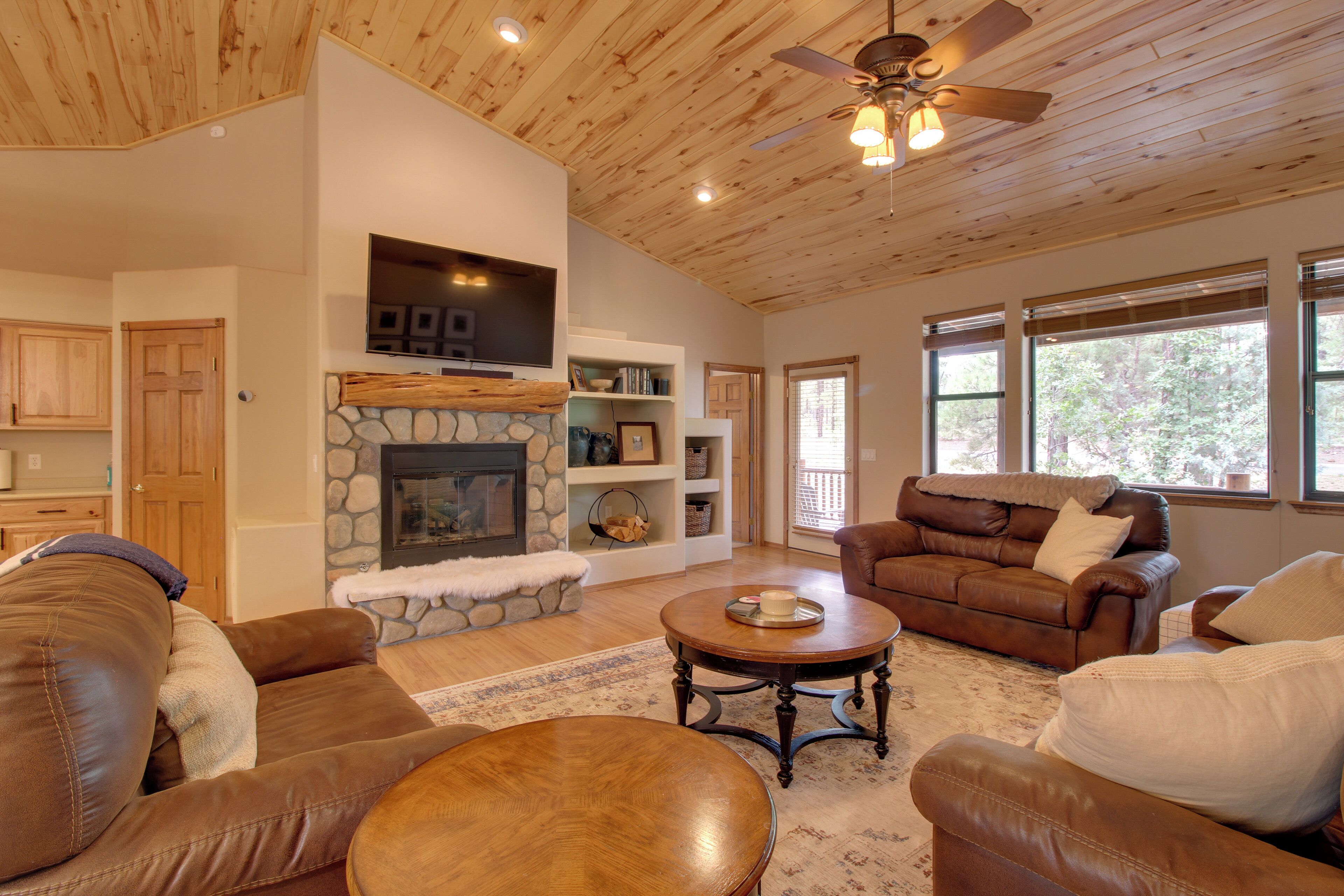 TV, fireplace