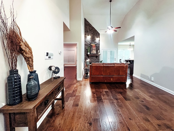 Smart TV, fireplace