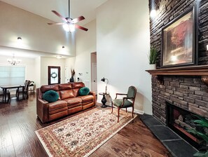 Een smart-tv en een open haard