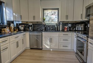 Fridge, microwave, oven, stovetop - Tranquil Modern Farmhouse (Waldorf)