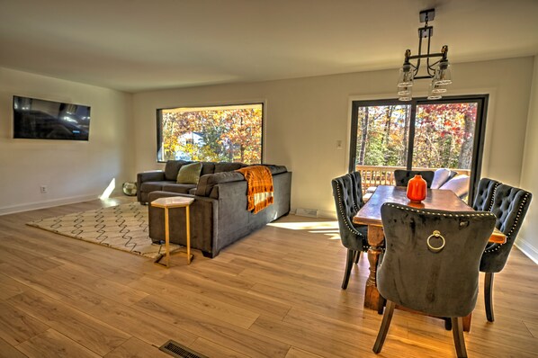 Smart TV, fireplace, computer monitors, printers - Tranquil Modern Farmhouse (Waldorf)