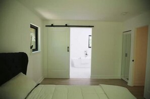4 bedrooms, desk, iron/ironing board, travel crib - Tranquil Modern Farmhouse (Waldorf)
