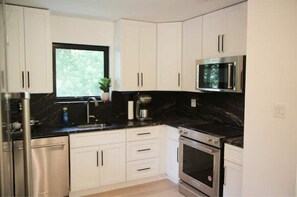 Fridge, microwave, oven, stovetop - Tranquil Modern Farmhouse (Waldorf)