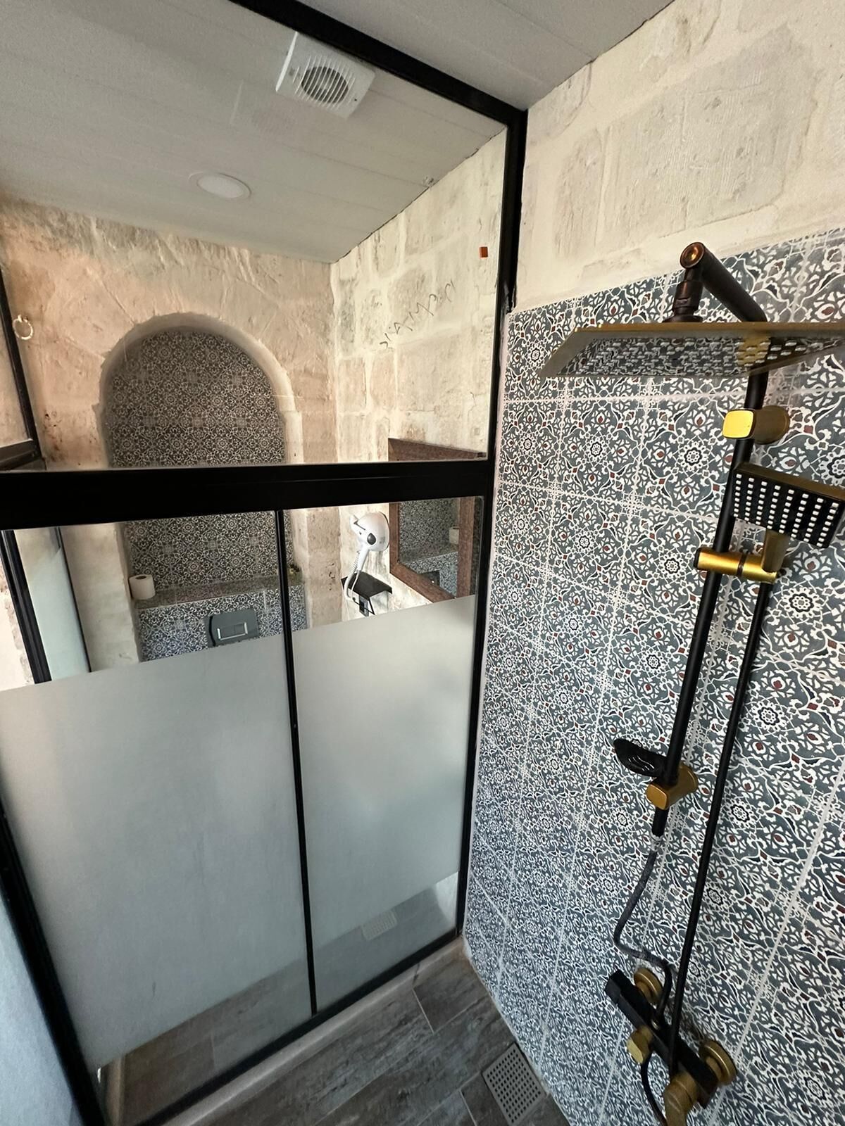 Deluxe Suite | Bathroom | Shower, rainfall showerhead, hair dryer, towels