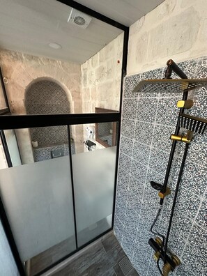 Deluxe Suite | Bathroom | Shower, rainfall showerhead, hair dryer, towels - Sılto's Butik Otel (Mardin)