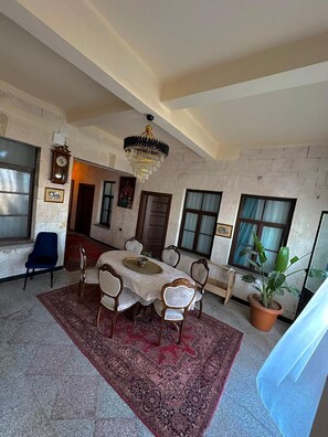 110-cm Smart TV with digital channels - Sılto's Butik Otel (Mardin)