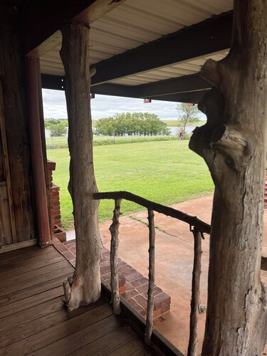 Quiet ranch retreat full of rustic vintage charm! Located off I-40/Old Rt 66