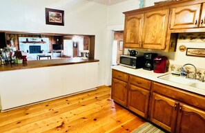 Fridge, microwave, oven, stovetop - Quiet ranch retreat full of rustic vintage charm! Located off I-40/Old Rt 66 (Sayre)
