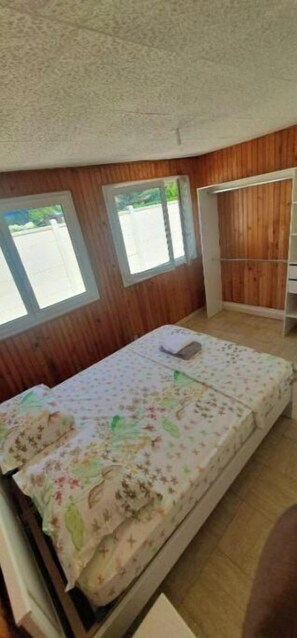 3 quartos, ferros/tábuas de passar roupa, roupa de cama