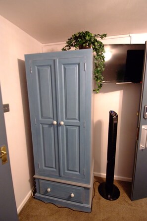 2 habitaciones, escritorio, tabla de planchar con plancha y wifi gratis 