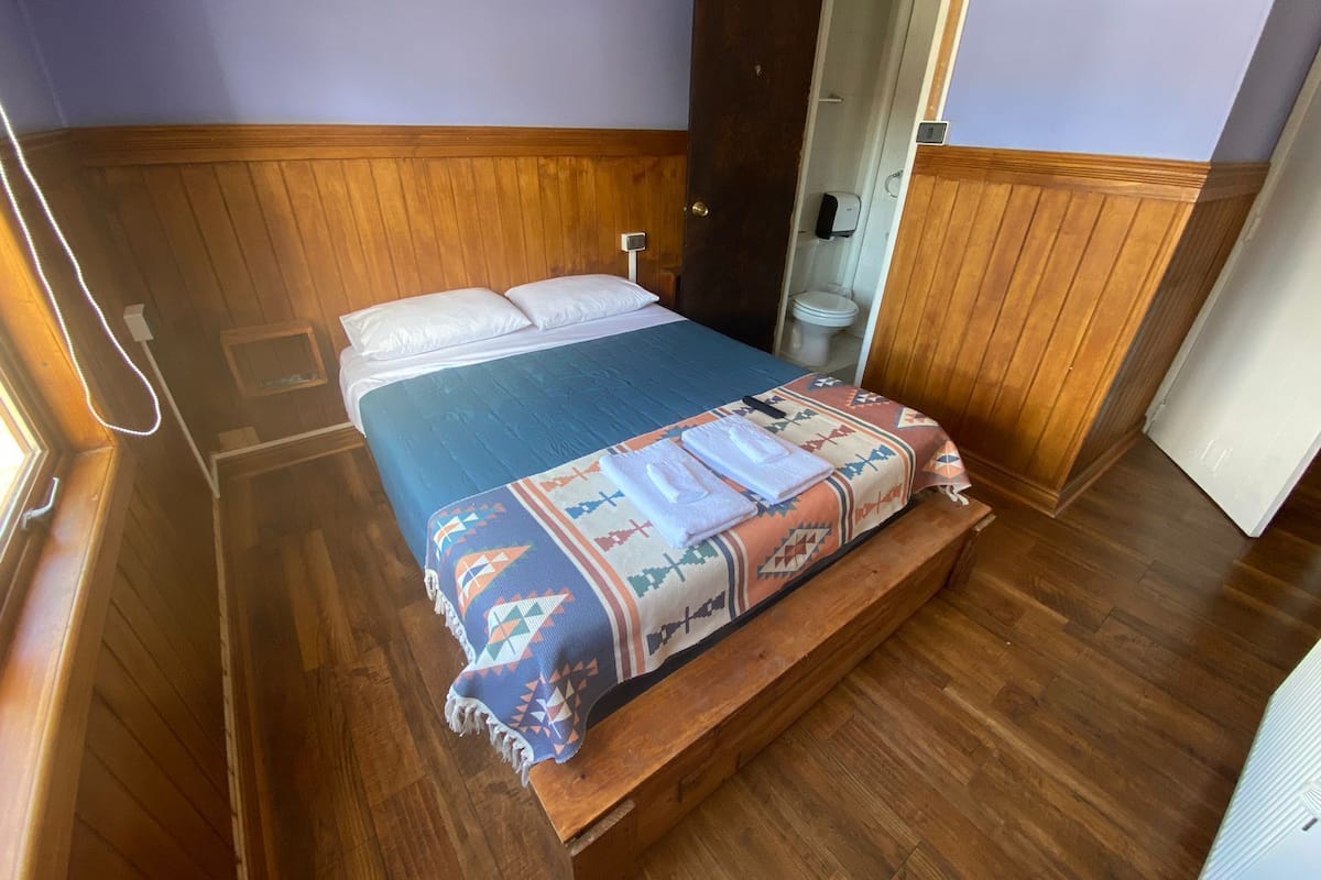 Chambre Double « Premier », 1 grand lit, salle de bains attenante