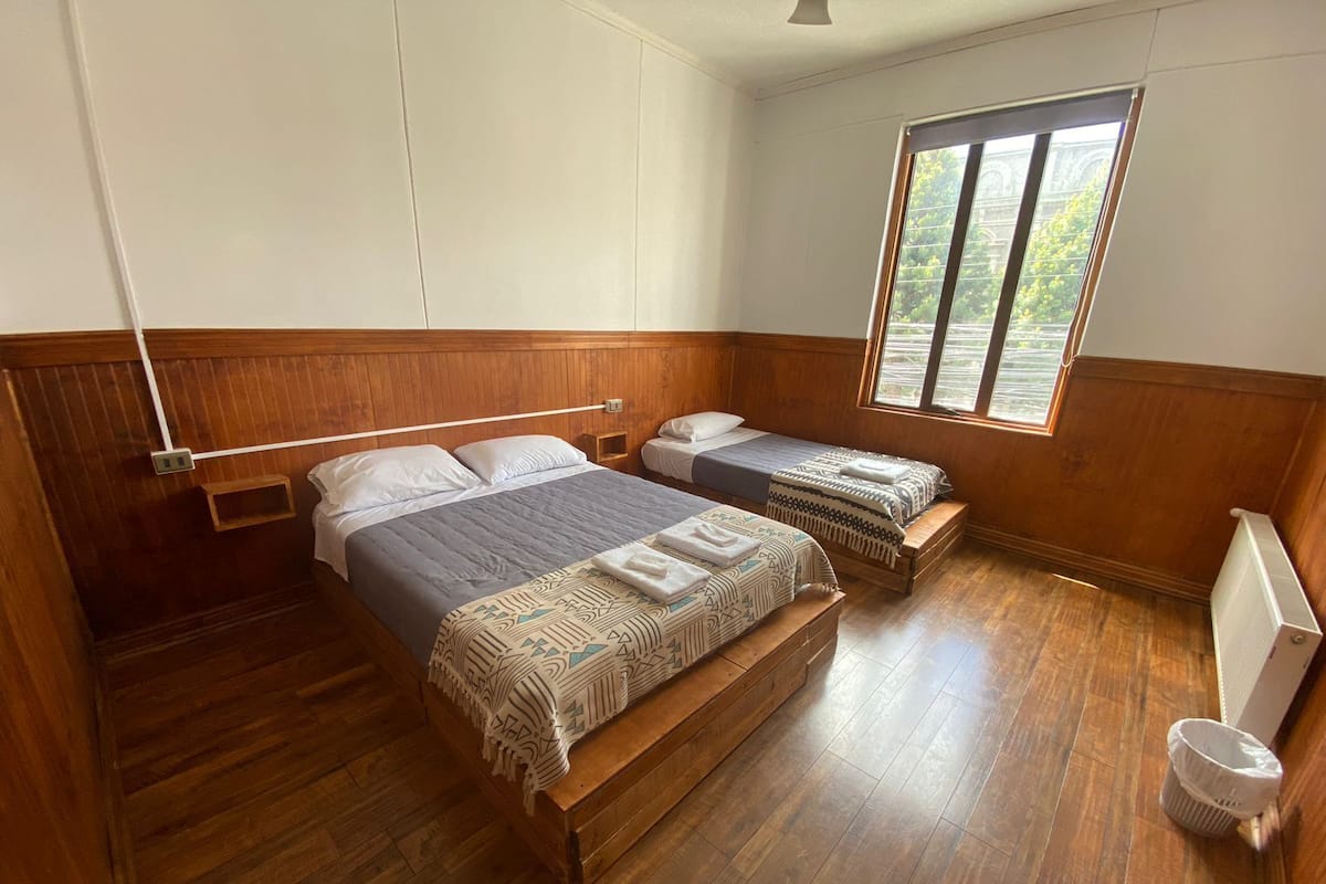 Chambre Triple Familiale, salle de bains commune