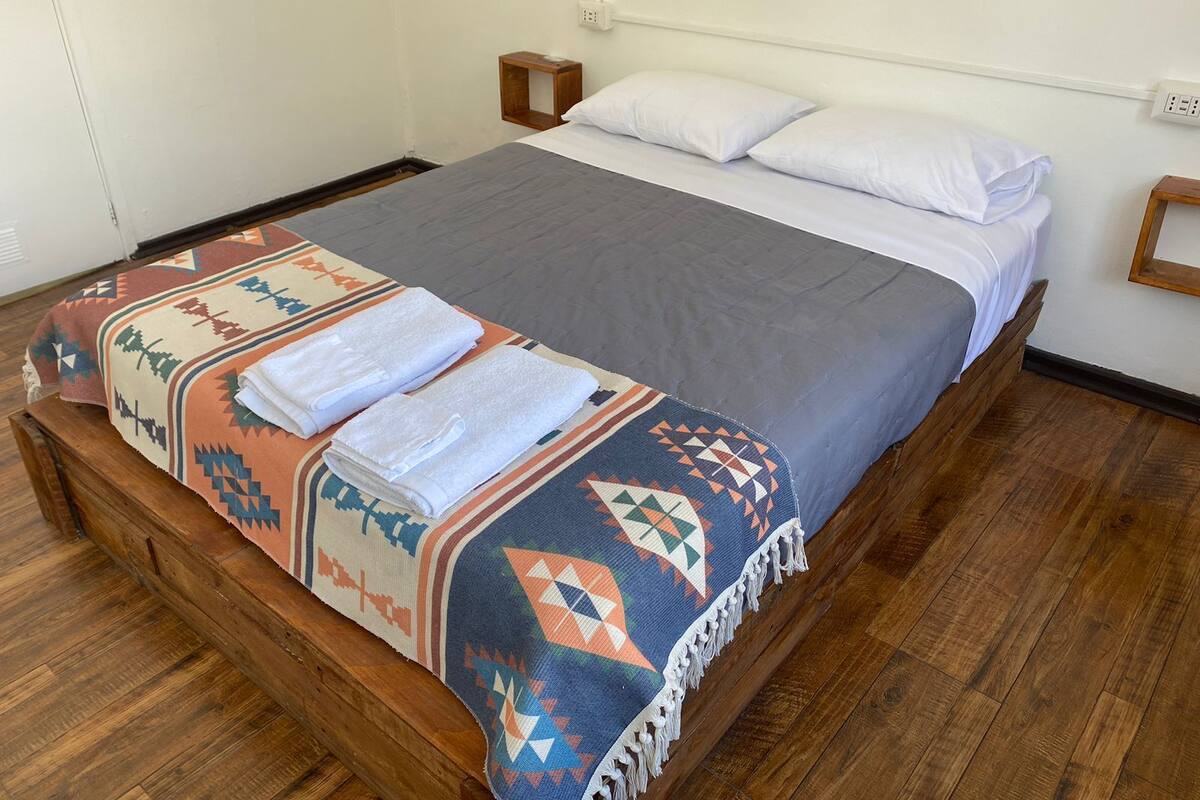 Chambre Double Ăconomique, 1 grand lit, salle de bains commune