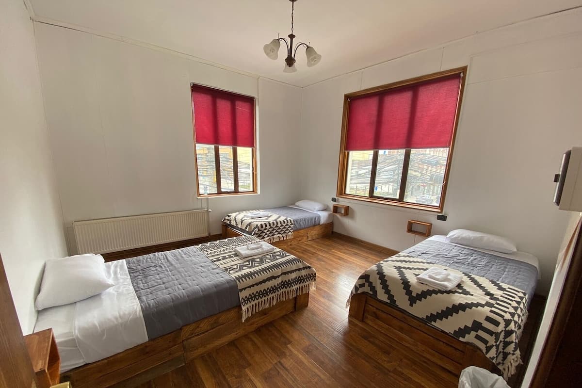 Chambre Triple Standard, salle de bains commune