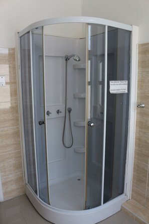Classic Double Room, 1 Queen Bed, Shared Bathroom | Bathroom | Shower, towels, soap, shampoo - Hostal Ochen Punta Arenas (Punta Arenas)
