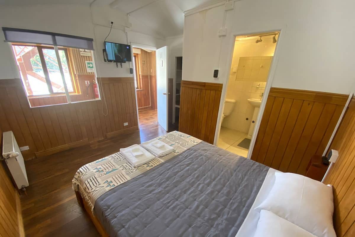 Chambre Double Ville, 1 grand lit, salle de bains attenante