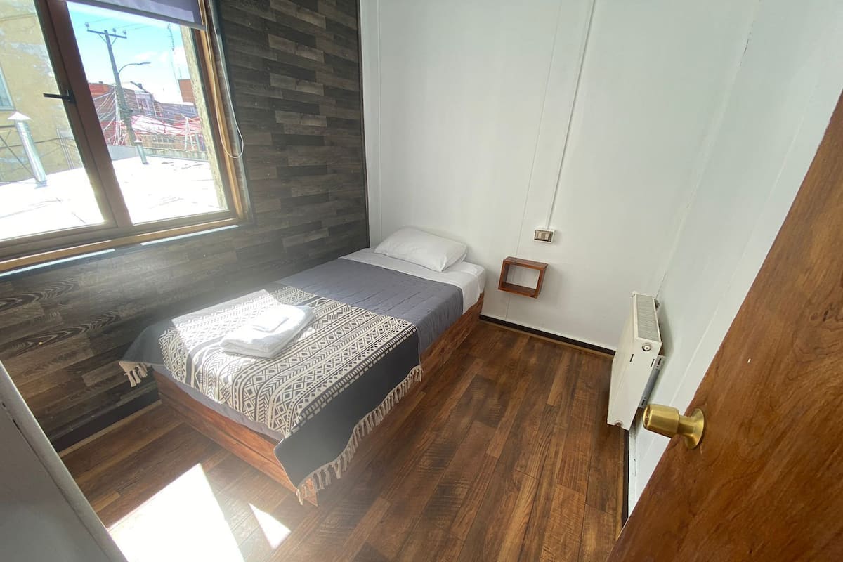 Chambre Simple Standard, 1 grand lit 1 place, salle de bains commune