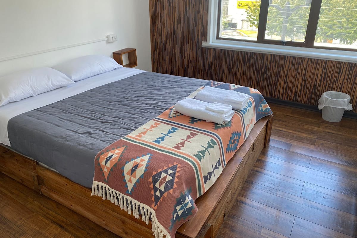 Chambre Double Classique, 1 grand lit, salle de bains commune