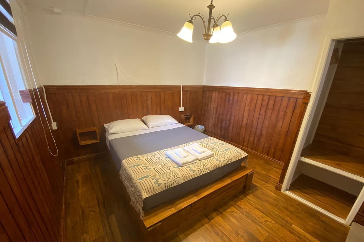 Chambre Double Supérieure, 1 grand lit, salle de bains attenante