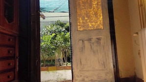An open door leading to a balcony with a view of the sea. - Ul. Dinka Trinajstića 10 (Pazin)