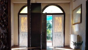 A spacious lobby with a large mirror, a tiled floor, and a view through an open door to an outdoor area. - Ul. Dinka Trinajstića 10 (Pazin)