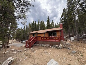 Exterior - 7 Person HOTTUB & BARREL SAUNA (Idaho Springs)