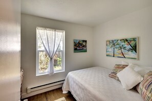 3 makuuhuonetta, tallelokero huoneessa, työpöytä, silitysrauta/-lauta