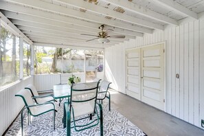 Outdoor dining - The Cottage by Anna Maria Island (Bradenton)