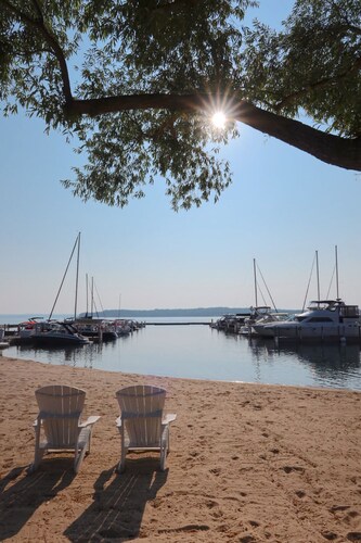 Traverse City, Michigan - Blue Heron Condo - Walk to the beach and Downtown 