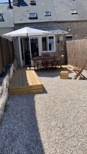 Outdoor dining - Maison de Pêcheur Pour 4/5 Personnes (Saint-Vaast-la-Hougue)