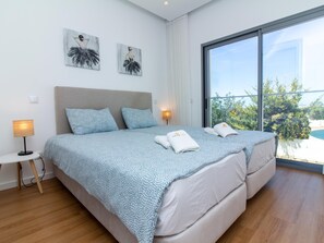 3 bedrooms, iron/ironing board, internet, bed sheets