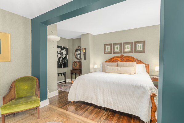 2 habitaciones, caja de seguridad en la habitación y escritorio 