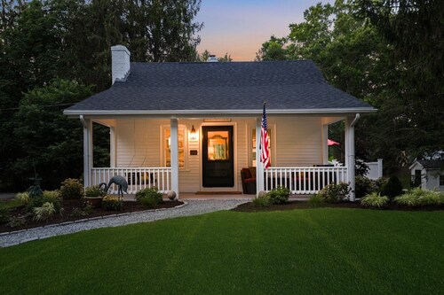 Luxury Cottage on the Potowomut River in Rhode Island 2bd/2b