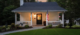 Luxury Cottage on the Potowomut River in Rhode Island 2bd/2b