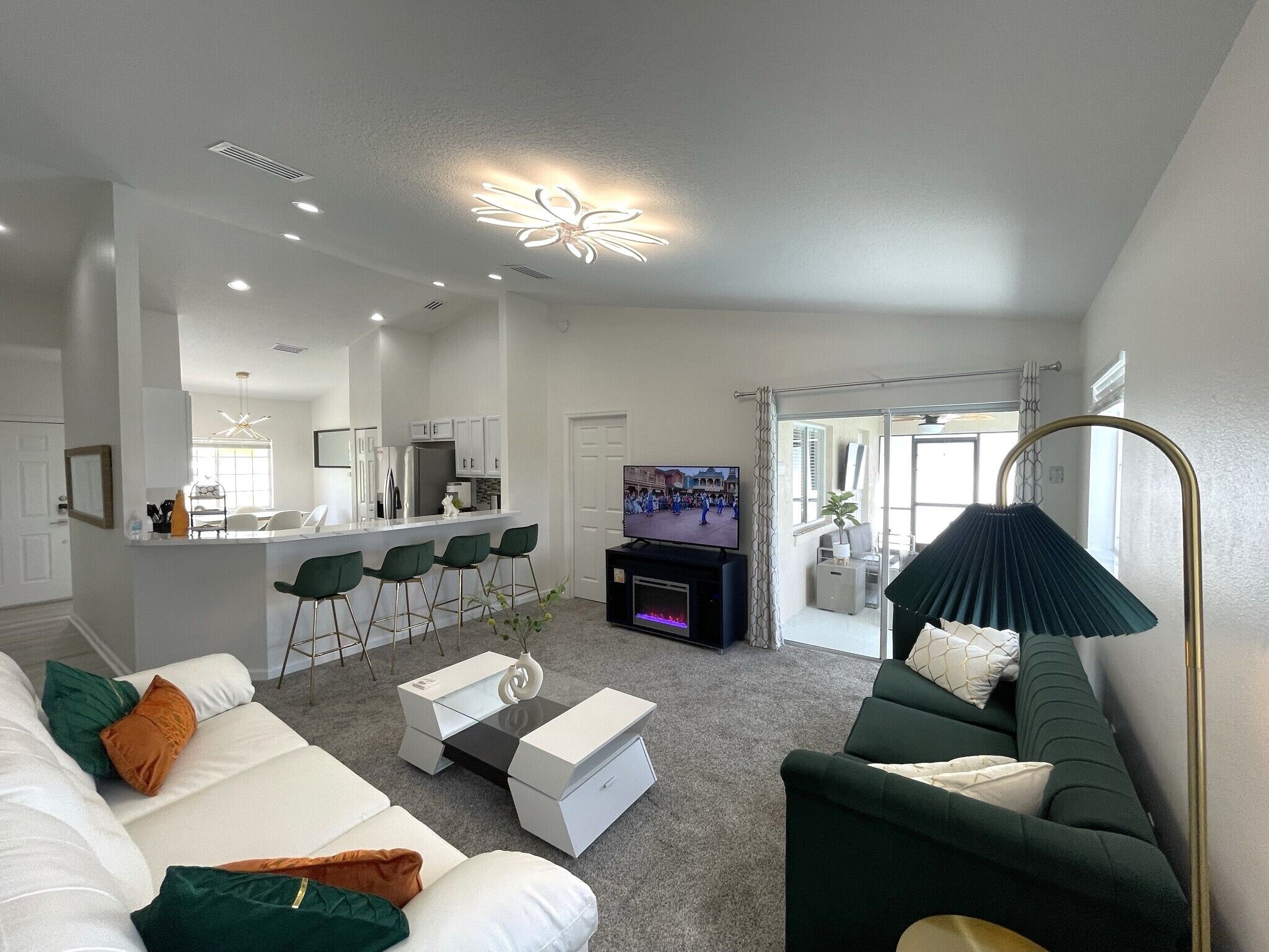 Luxury Modern Pool House close to theme parks, dining and shopping.

