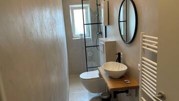 Dutxa, assecador de cabells, tovalloles i sabó