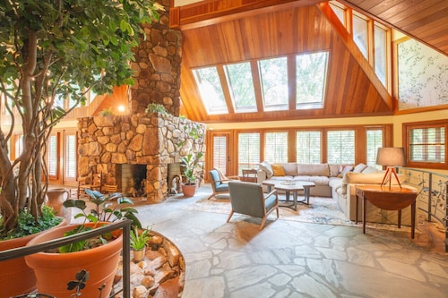 Spacious, private, in nature near town